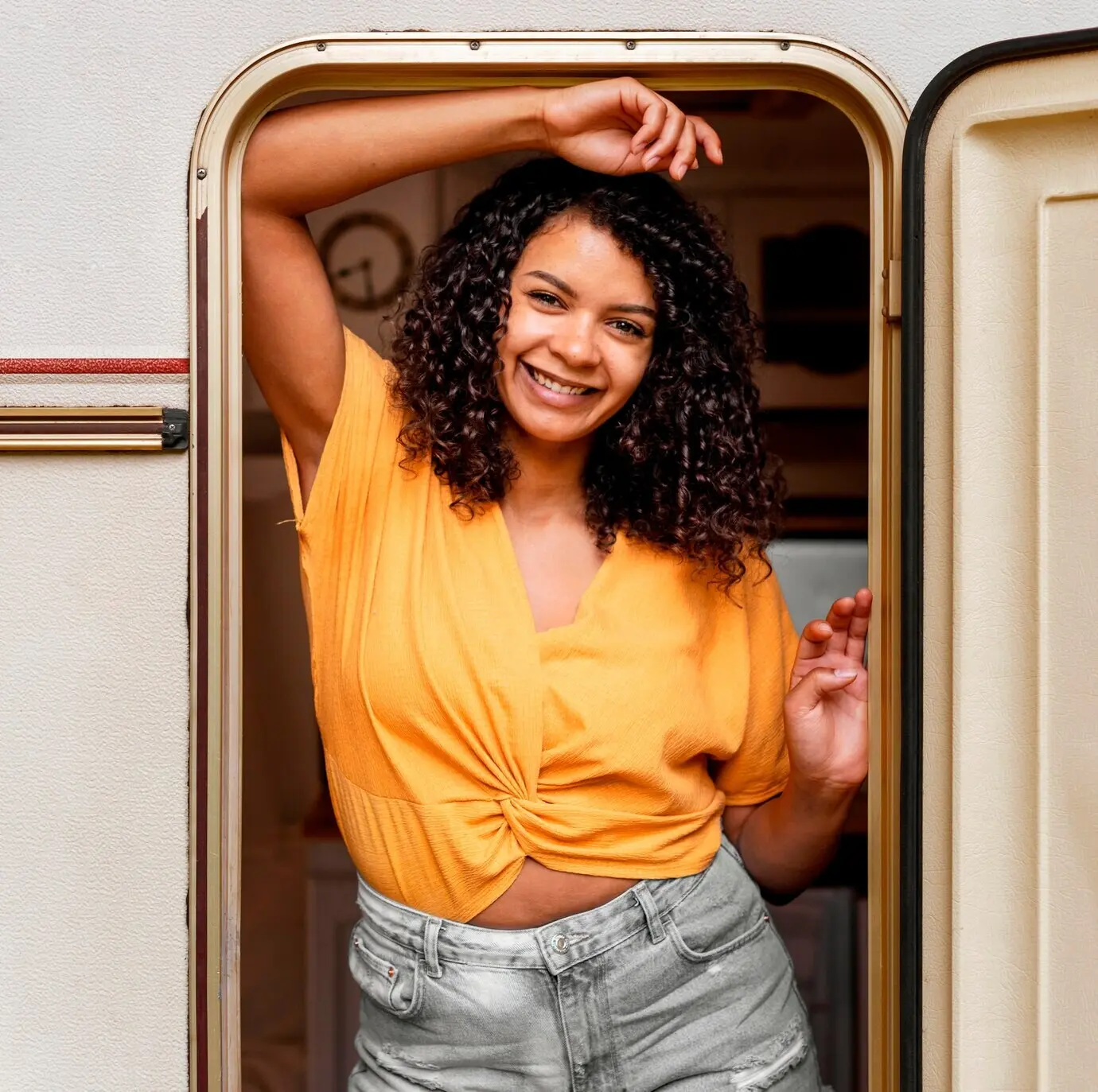 Glückliche junge Frau steht.