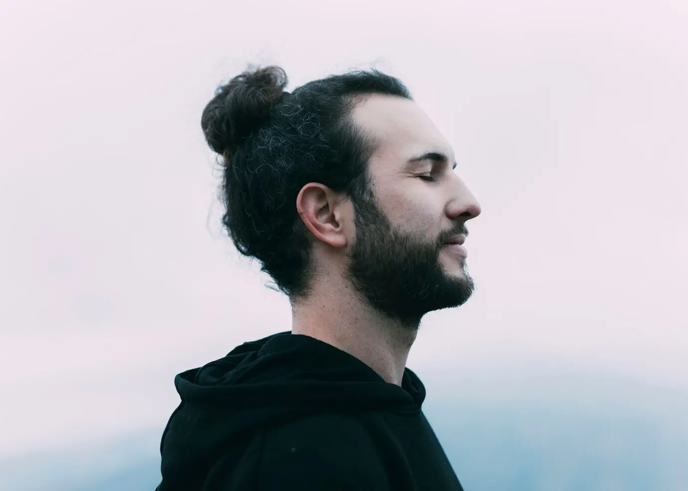 Konzept der Freiheit mit einem Wanderer auf einem Berg