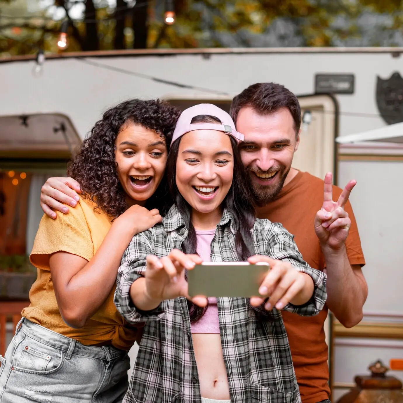 Glückliche, abenteuerlustige Freunde machen ein Foto.