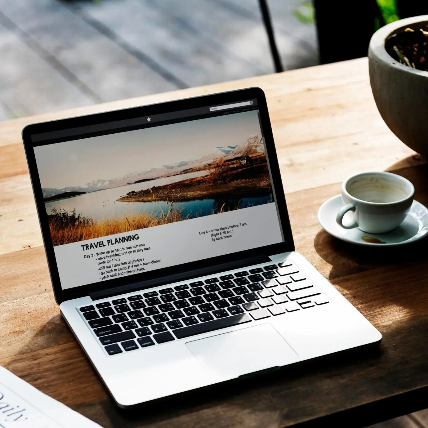 Ein Laptop auf einem Tisch