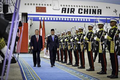 Premier Republik Rakyat Tiongkok (RRT) Li Qiang tiba di Pangkalan TNI AU Halim Perdanakusuma. Sumber Foto: BPMI Setpres